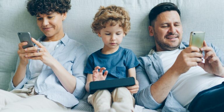 Familie folosind dispozitive digitale acasă, imagine ilustrativă
