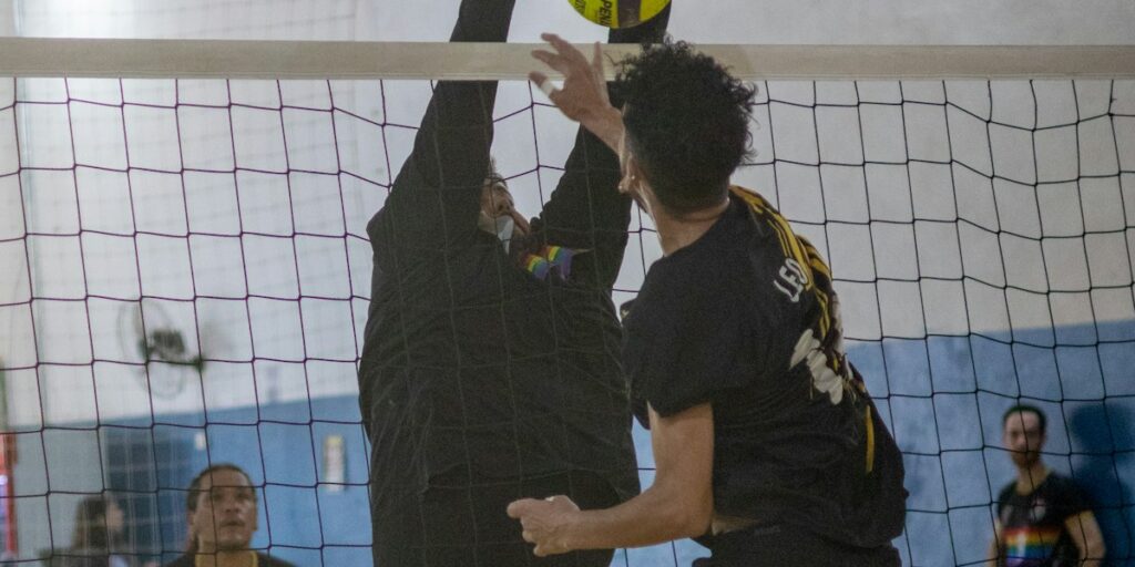 Doi jucători de volei la fileu, fotografie ilustrativă din alt meci
