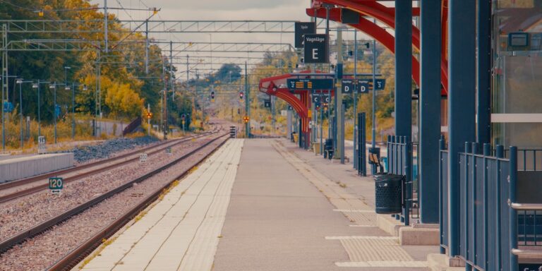 Tren si peroane intr-o statie feroviara; imagine ilustrativa, nu din Cernavoda